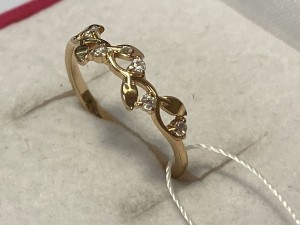 Кольцо с камнями золотое