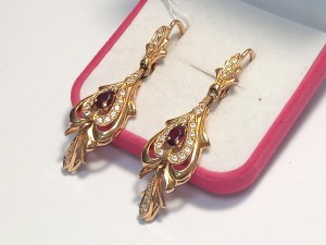 Серьги с камнями золотые