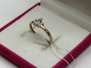 Кольцо с камнями золотое