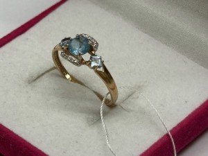 Кольцо с камнями золотое