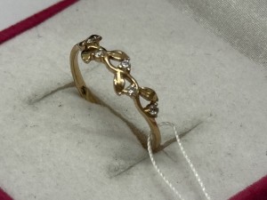 Кольцо с камнями золотое