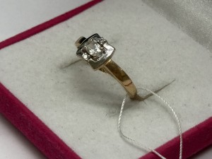 Кольцо с камнями золотое