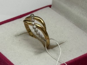 Кольцо с камнями золотое