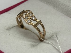 Кольцо с камнями золотое