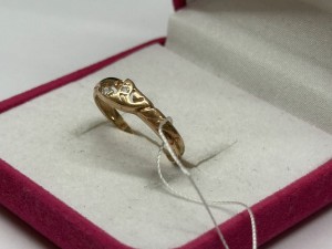 Кольцо с камнями золотое