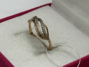 Кольцо с камнями золотое