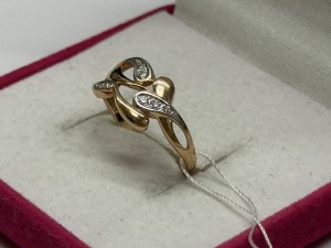 Кольцо с камнями золотое