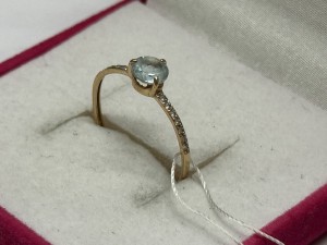 Кольцо с камнями золотое