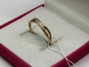 Кольцо с камнями золотое