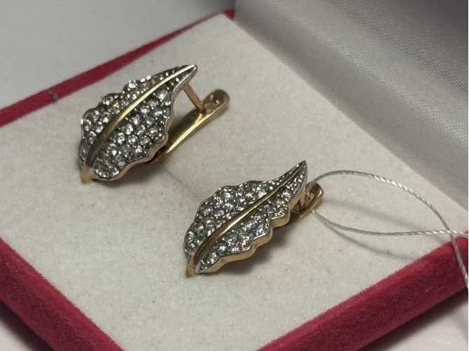 Серьги с камнями золотые