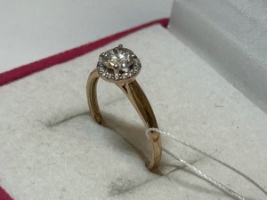 Кольцо с камнями золотое