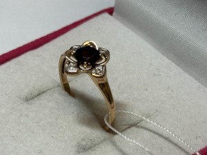 Кольцо с камнями золотое