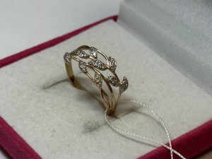 Кольцо с камнями золотое