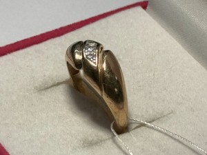 Кольцо с камнями золотое