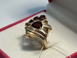 Кольцо с камнями золотое