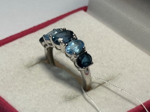 Кольцо с камнями золотое