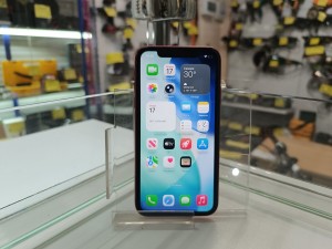 Мобильный телефон Apple iPhone 11 4/64GB