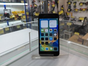 Мобильный телефон IPhone 8 64gb