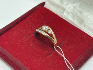 Кольцо с камнями им:хвюю золотое