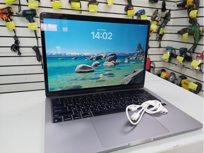 MacBook Pro 13 (2020), 8/256 гб, Включается, Больше 30 минут, Есть кириллица, Без дефектов, Без дефектов, Без дефектов