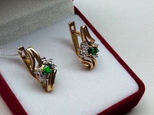 Серьги с камнями золотые