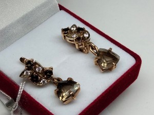 Серьги с камнями золотые